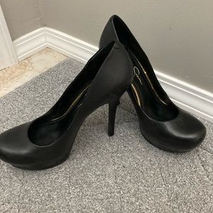 Jessica Simpson black pumps